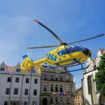 VIDEO: V centru Tábora přistával vrtulník. Záchranáři vyráželi k ženě, která zkolabovala