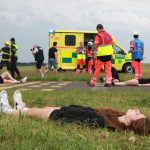 Záchranáři nacvičovali na hradeckém letišti zásah při vymrštění auta mezi diváky na tuning srazu
