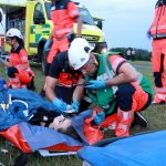 Záchranáři nacvičovali na hradeckém letišti zásah při vymrštění auta mezi diváky na tuning srazu
