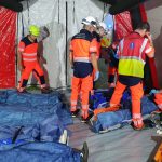 Záchranáři nacvičovali na hradeckém letišti zásah při vymrštění auta mezi diváky na tuning srazu