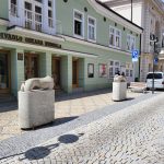 Obyvatelé Tábora diskutují o torzu psa u Divadla Oskara Nedbala