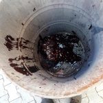 VIDEO: Hasiče zaměstnala chemická reakce v sudu s barvou. Měl 150 stupňů Celsia