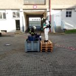 VIDEO: Hasiče zaměstnala chemická reakce v sudu s barvou. Měl 150 stupňů Celsia
