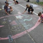 Uličku u autobusového nádraží v Milevsku oživil nultý ročník Kamenáč art festu
