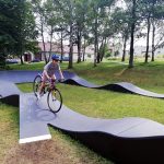 Děti v Kardašově Řečici mohou jezdit na novém pumptracku