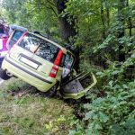 Řidič fiatu narazil u Lašovic do stromu. Pro spolujezdce přiletěl vrtulník