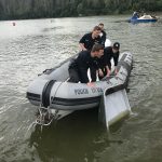 S rybáři se na Orlíku potápěla pramice. Pomohli jim policisté na člunech