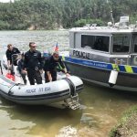 S rybáři se na Orlíku potápěla pramice. Pomohli jim policisté na člunech