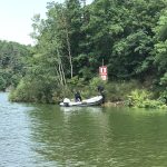 S rybáři se na Orlíku potápěla pramice. Pomohli jim policisté na člunech