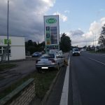 AKTUALIZOVÁNO: Řidič Citroenu v Soběslavi zemřel po nárazu do panelu u čerpací stanice