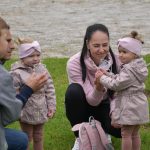 V Hrazánkách děti nadšeně zkoumaly nové hřiště