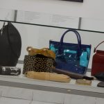 V Galerii 140 vystavují kabelky z různých období. Na komentované prohlídce poodhalila sběratelka jejich příběhy
