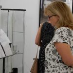 V Galerii 140 vystavují kabelky z různých období. Na komentované prohlídce poodhalila sběratelka jejich příběhy