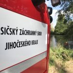 Řidič nezvládl u Jetětic zatáčku. Auto skončilo v rybníce