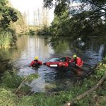 Řidič nezvládl u Jetětic zatáčku. Auto skončilo v rybníce
