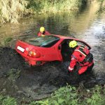 Řidič nezvládl u Jetětic zatáčku. Auto skončilo v rybníce