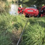 Řidič nezvládl u Jetětic zatáčku. Auto skončilo v rybníce