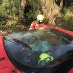 Řidič nezvládl u Jetětic zatáčku. Auto skončilo v rybníce