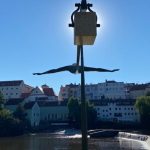 U píseckého jezu stojí neobvyklá lavička. Odkazuje na Fráňu Šrámka