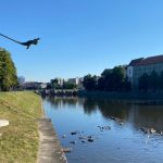 U píseckého jezu stojí neobvyklá lavička. Odkazuje na Fráňu Šrámka