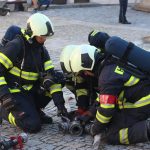 VIDEO: Hasiči při cvičení spouštěli z Rumpálu zraněnou a vynášeli lidi z muzea