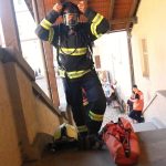 VIDEO: Hasiči při cvičení spouštěli z Rumpálu zraněnou a vynášeli lidi z muzea