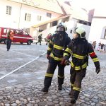 VIDEO: Hasiči při cvičení spouštěli z Rumpálu zraněnou a vynášeli lidi z muzea