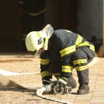 VIDEO: Hasiči při cvičení spouštěli z Rumpálu zraněnou a vynášeli lidi z muzea