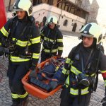 VIDEO: Hasiči při cvičení spouštěli z Rumpálu zraněnou a vynášeli lidi z muzea