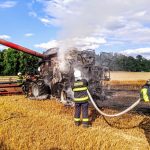 U Hostkovic hořel kombajn a pšenice. Škoda je 9,3 milionů korun