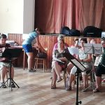 Osmdesát trubačů se zdokonaluje ve hře na letním kurzu v Chlumu u Třeboně
