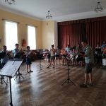 Osmdesát trubačů se zdokonaluje ve hře na letním kurzu v Chlumu u Třeboně