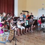 Osmdesát trubačů se zdokonaluje ve hře na letním kurzu v Chlumu u Třeboně