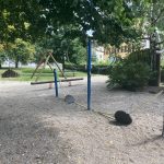 Na chátrajícím hřišti na Husově náměstí by děti mohly přijít k úrazu