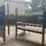 Na chátrajícím hřišti na Husově náměstí by děti mohly přijít k úrazu