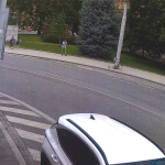Pokusil se vytrhnout ženě tašku. Poznáváte mladíka na snímcích?
