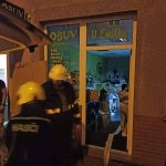 Prodejna U Emilky v Milevsku může prodávat boty pro školáky díky pomoci hasičů, rodiny a solidaritě ostatních obchodníků
