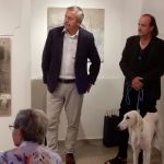 Modrá v kombinaci s bronzem zdobí od pátku plánskou Galerii Fara
