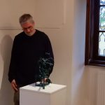 Modrá v kombinaci s bronzem zdobí od pátku plánskou Galerii Fara