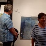 Modrá v kombinaci s bronzem zdobí od pátku plánskou Galerii Fara