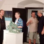 Modrá v kombinaci s bronzem zdobí od pátku plánskou Galerii Fara