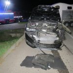 Mladá řidička Audi uvolnila brzdu u železničního přejezdu. Auto narazilo do projíždějícího vlaku