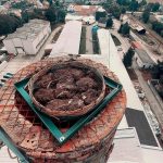 Hasiči usazovali čapí hnízdo na téměř čtyřicetimetrovém komíně v Nové Včelnici