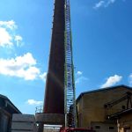 Hasiči usazovali čapí hnízdo na téměř čtyřicetimetrovém komíně v Nové Včelnici