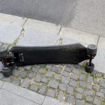 Opilci se v ulicích Budějovic bavili nebezpečnou jízdou na longboardu