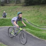 V Milevsku otevřeli pumptrackovou dráhu exhibicí známých bikerů