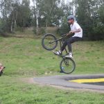 V Milevsku otevřeli pumptrackovou dráhu exhibicí známých bikerů