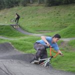 V Milevsku otevřeli pumptrackovou dráhu exhibicí známých bikerů