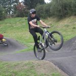 V Milevsku otevřeli pumptrackovou dráhu exhibicí známých bikerů