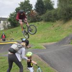 V Milevsku otevřeli pumptrackovou dráhu exhibicí známých bikerů